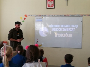 Mysikr&oacute;lik ratuje i edukuje